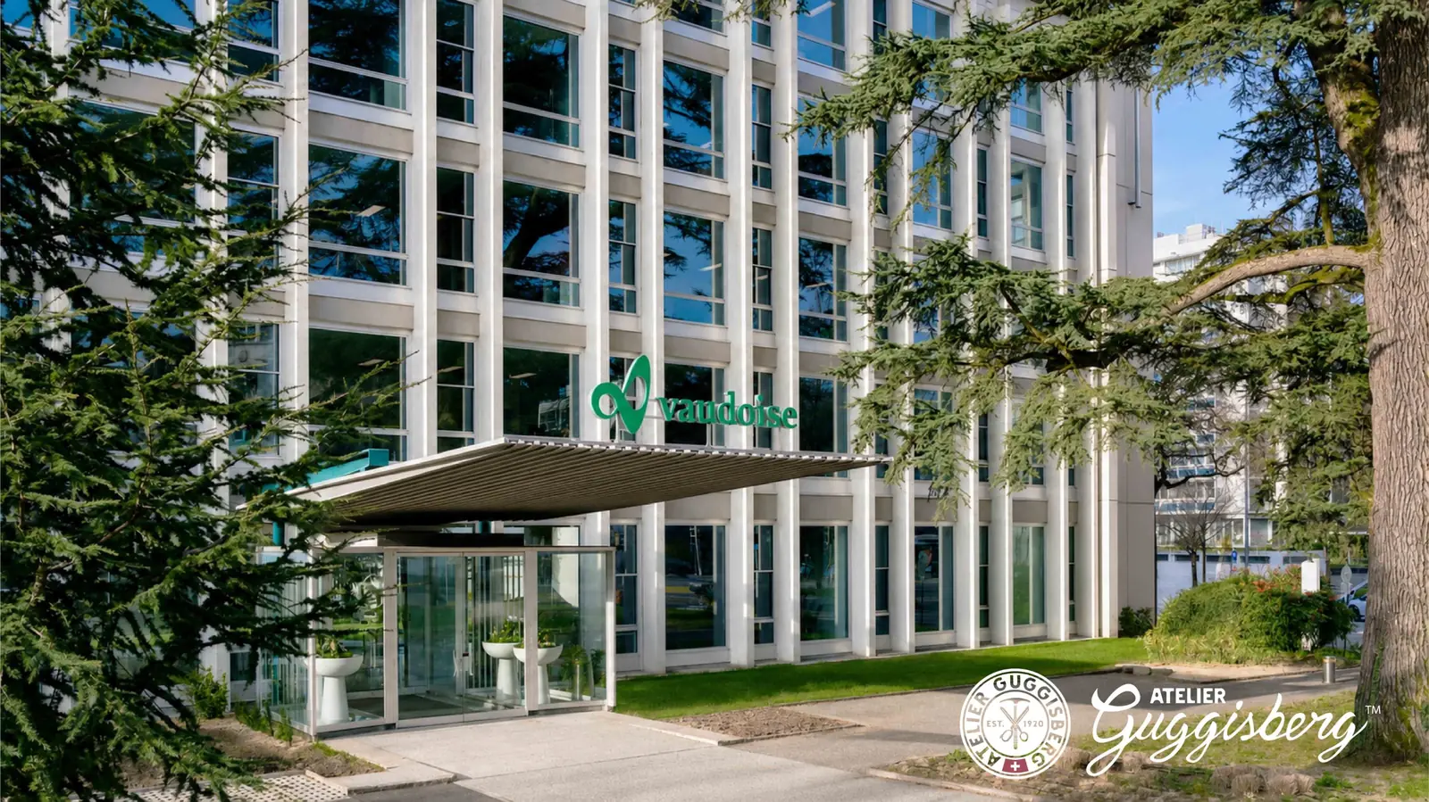 Entrée du Cèdre, siège rénové de la Vaudoise Assurances à Lausanne, avec sa marquise et l'un des cèdres conservés